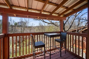 Outdoor dining - Romantic Studio Cabin near Shows and Attractions (Branson)