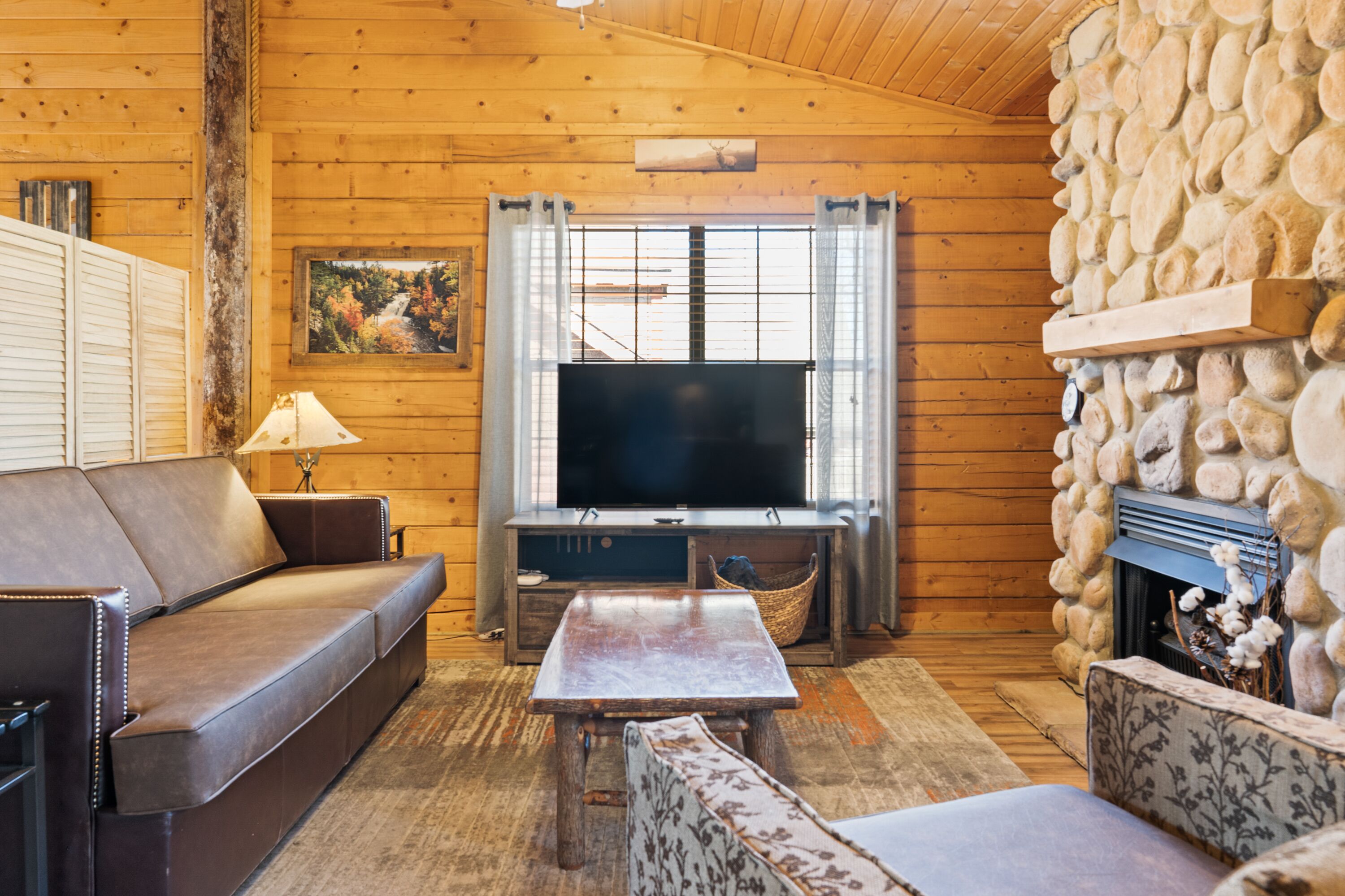 Romantic Studio Cabin near Shows and Attractions