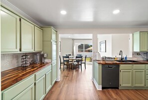 Kjøleskap, mikrobølgeovn, ovn og kokeplater