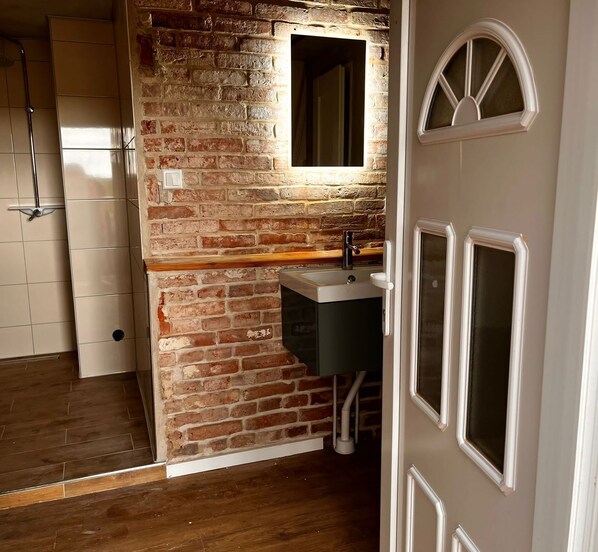 Unclassified image, 1 of 21, button