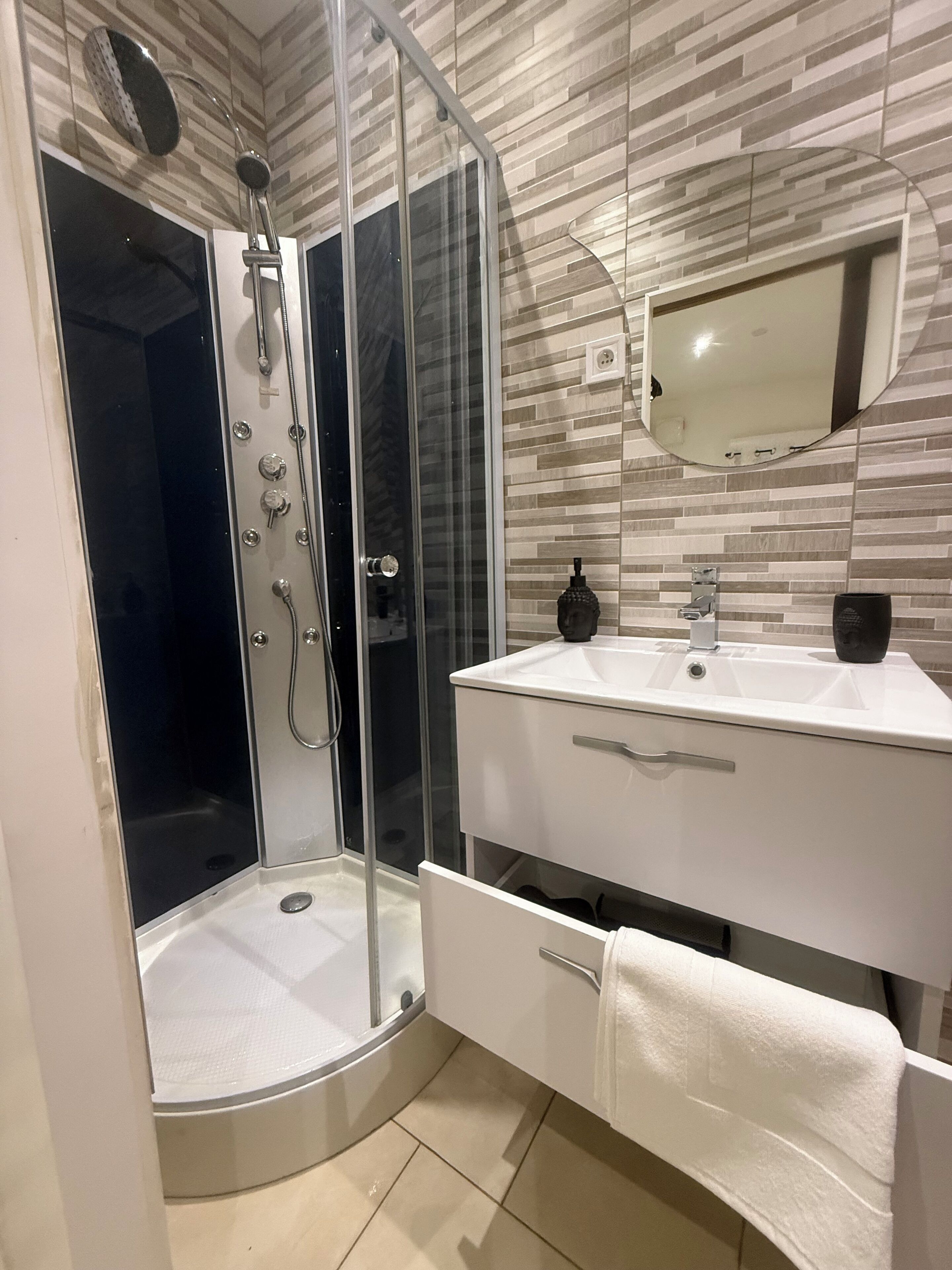 Sèche-cheveux, serviettes fournies, savon, shampoing