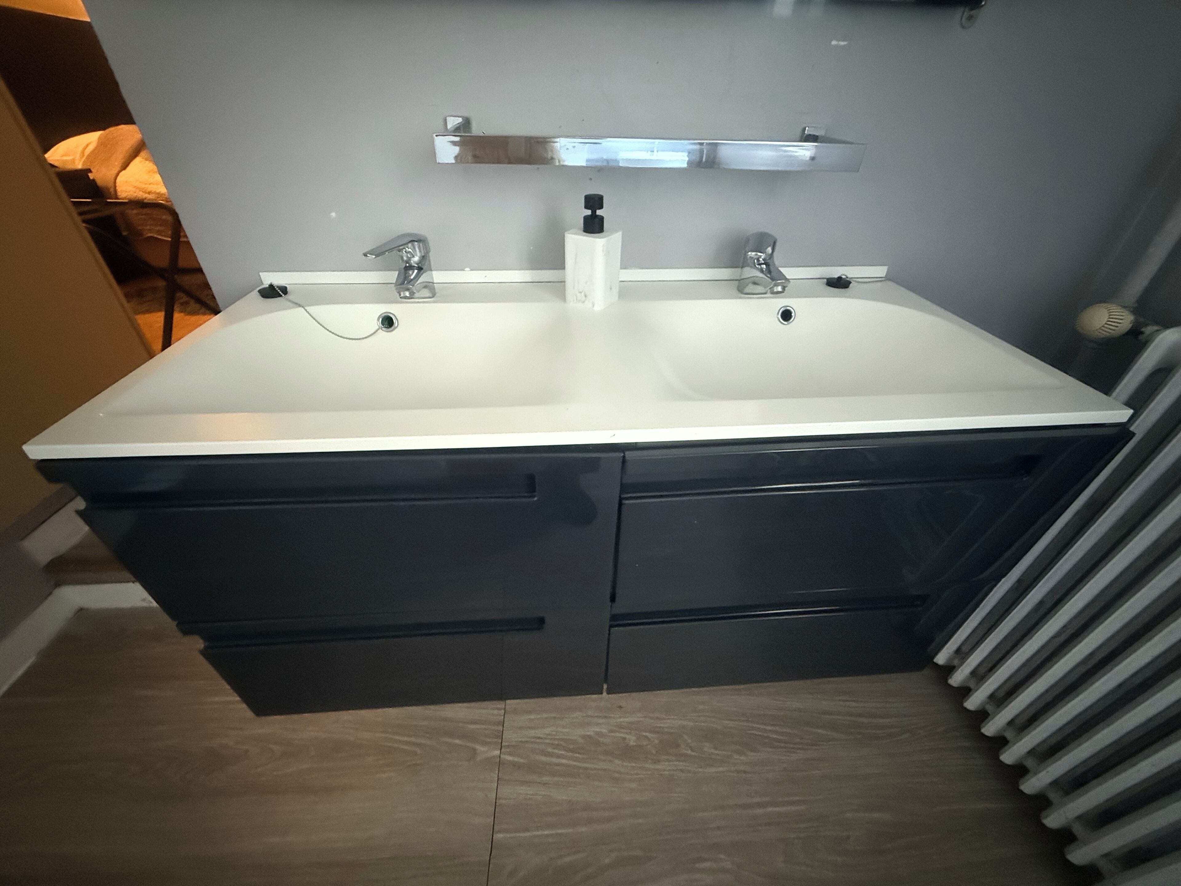 Een haardroger, handdoeken, zeep, shampoo