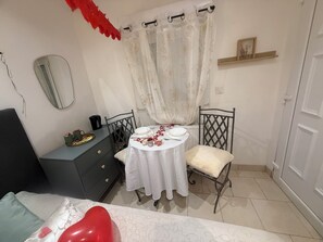 A small, neatly arranged bedroom with a bed, a bedside table with a lamp, a dresser, a small table with a chair, and a window with curtains. - 🌿 Charming & relaxing stay in the heart of Burgundy 🌿 (Malay-le-Petit)