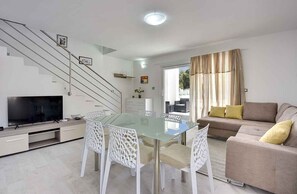 TV - Holiday home with pool (Ližnjan)