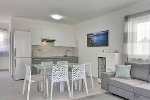 Interior - Holiday home with terrace and pool (Ližnjan)