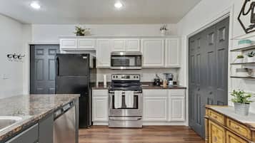Refrigerador, microondas, horno y parrilla de estufa