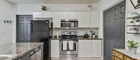 Réfrigérateur, four à micro-ondes, un four, surface de cuisson