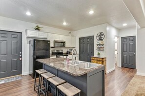 Refrigerador, microondas, horno y parrilla de estufa 