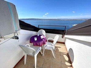 Outdoor dining - Holiday apartment in the attic with balcony and air conditioning (Dramalj)