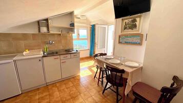 Geladeira, cooktop, talheres/pratos/utensílios de cozinha