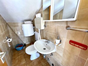 Shower - Holiday apartment in the attic with balcony and air conditioning (Dramalj)