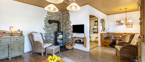 TV, peis, DVD-spiller og stereoanlegg