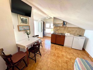 Kühlschrank, Herdplatte, Kochgeschirr/Geschirr/Besteck