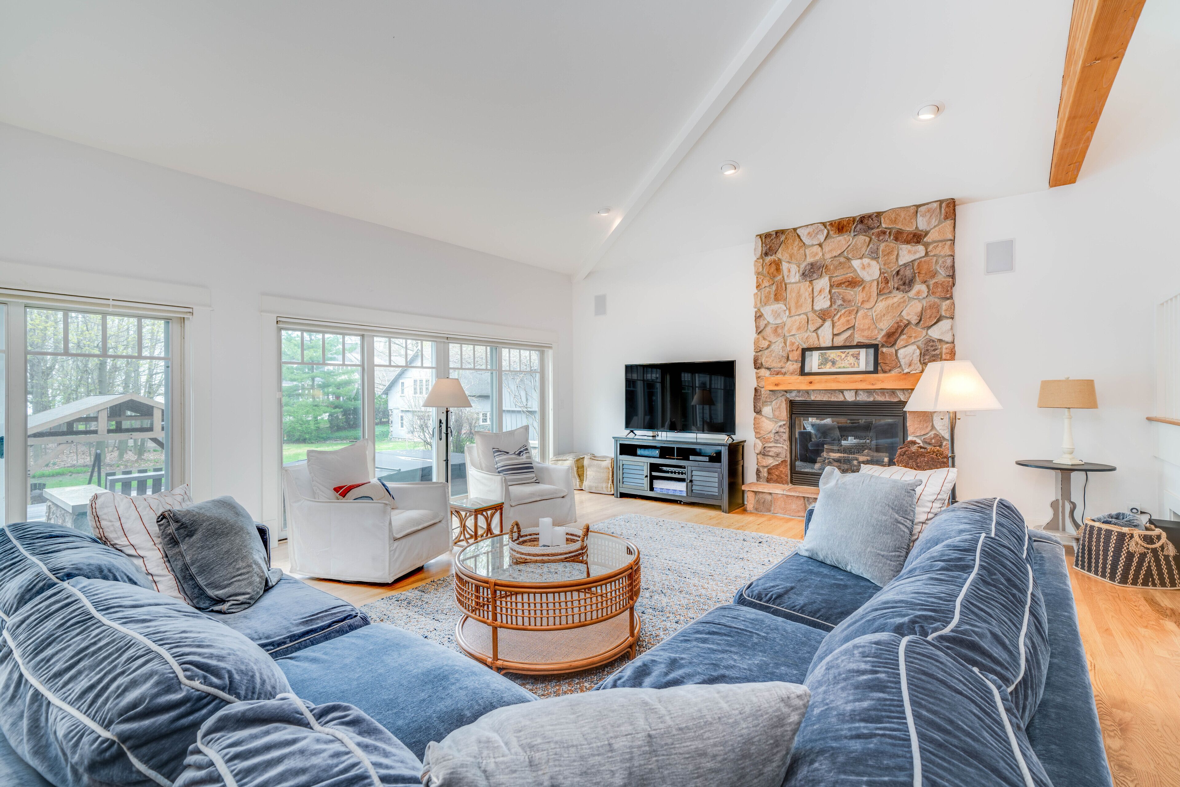 5 Bedroom Modern Farmhouse w/Lake Access & Hot Tub!