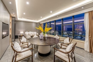 景观行政套房两室一厅 | 超大客厅聚会+高层静谧体验 | 免费 WiFi