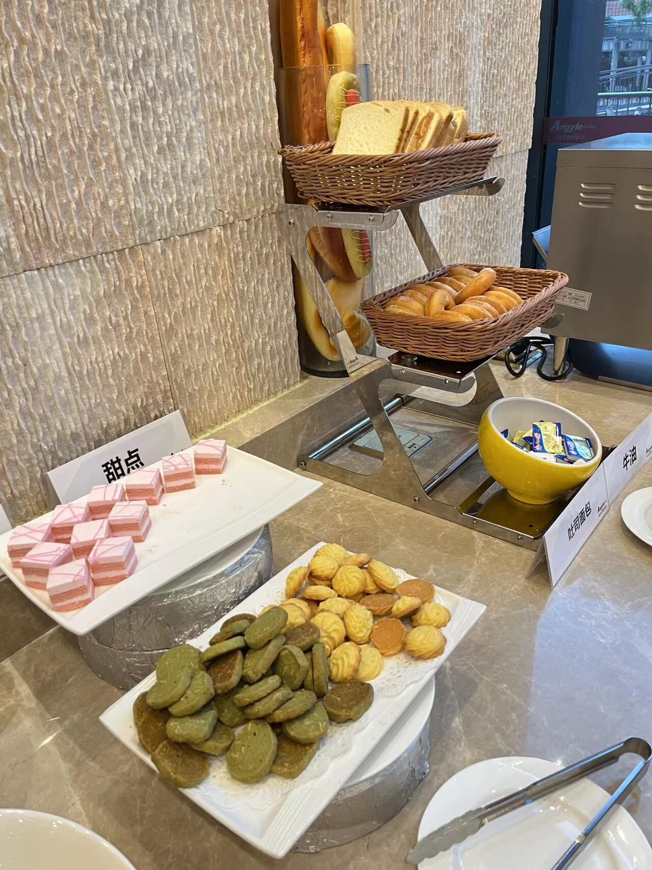 En buffé med ett varierat utbud av mat, inklusive bakverk, bröd och desserter.