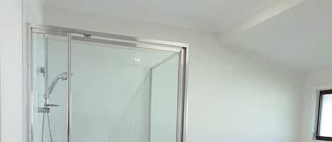 Douche, sèche-cheveux, serviettes fournies, savon