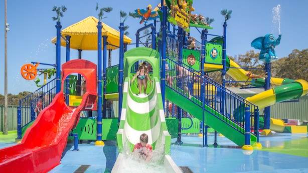 Parque acuático con múltiples toboganes y estructuras de juego.