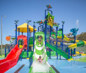 Parque acuático con múltiples toboganes y estructuras de juego.
