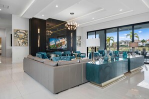 Interior - Legends Palazzo: Theater, Arcade, Private Pool, Free Water Park, Golf View (Kissimmee)