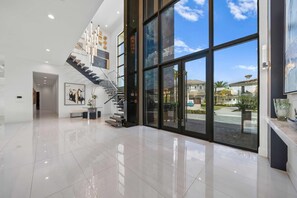 Interior - Legends Palazzo: Theater, Arcade, Private Pool, Free Water Park, Golf View (Kissimmee)