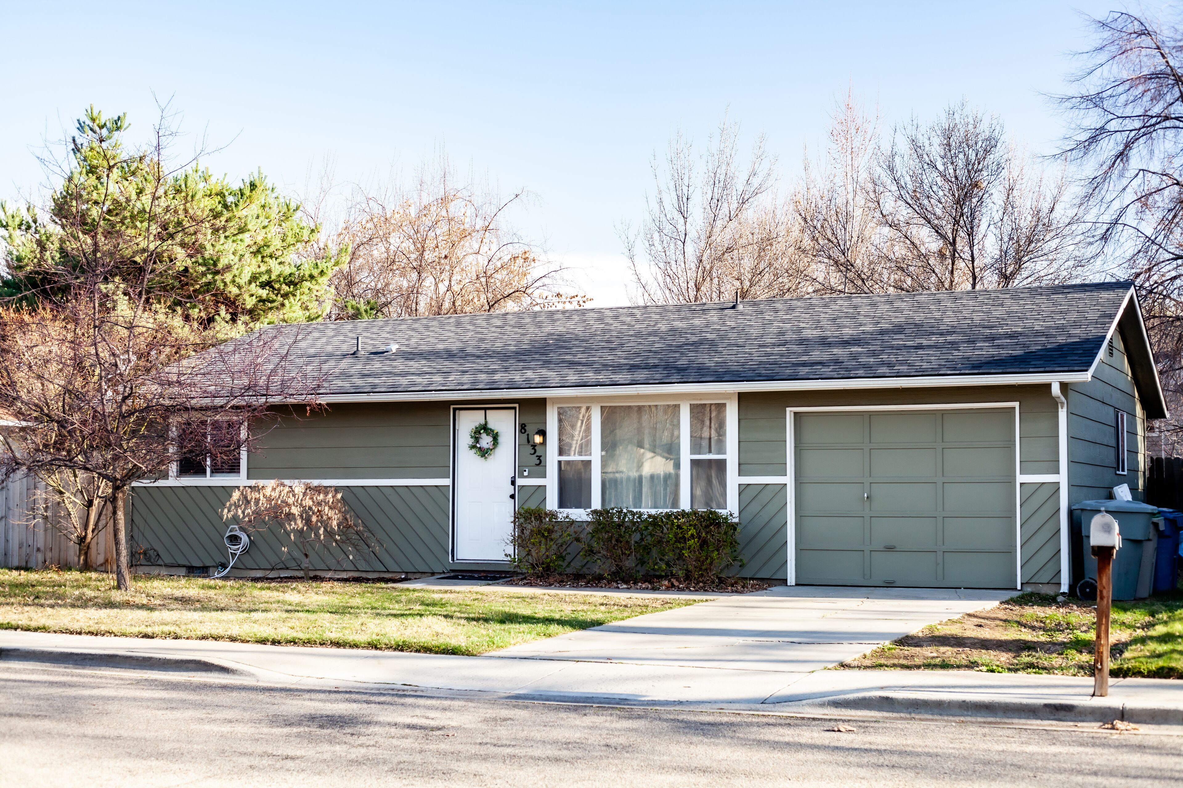 2 Queen beds - Private Yard/Pet Friendly Minutes to downtown & airport. Wifi W/D