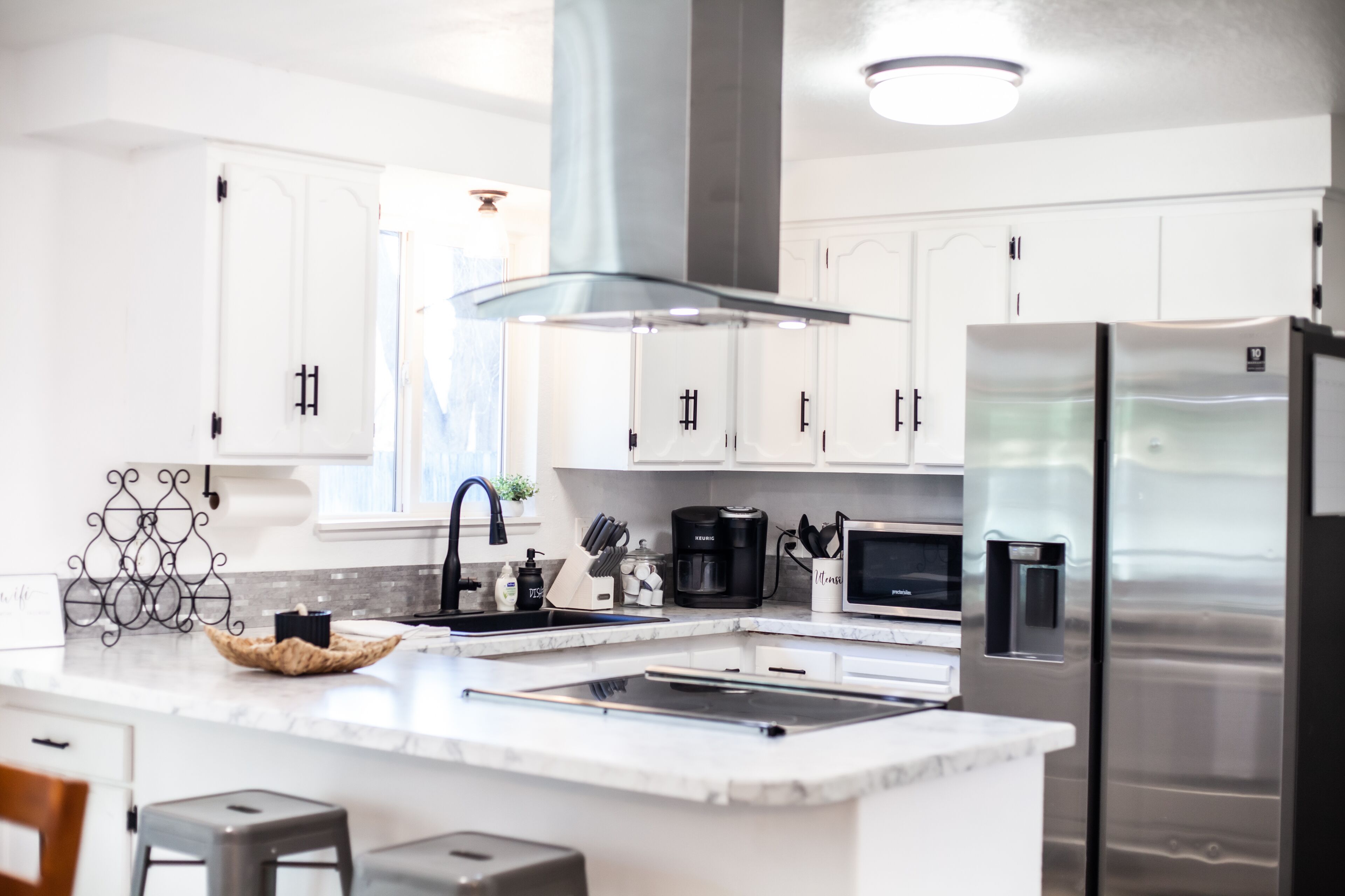 2 Queen beds - Private Yard/Pet Friendly Minutes to downtown & airport. Wifi W/D