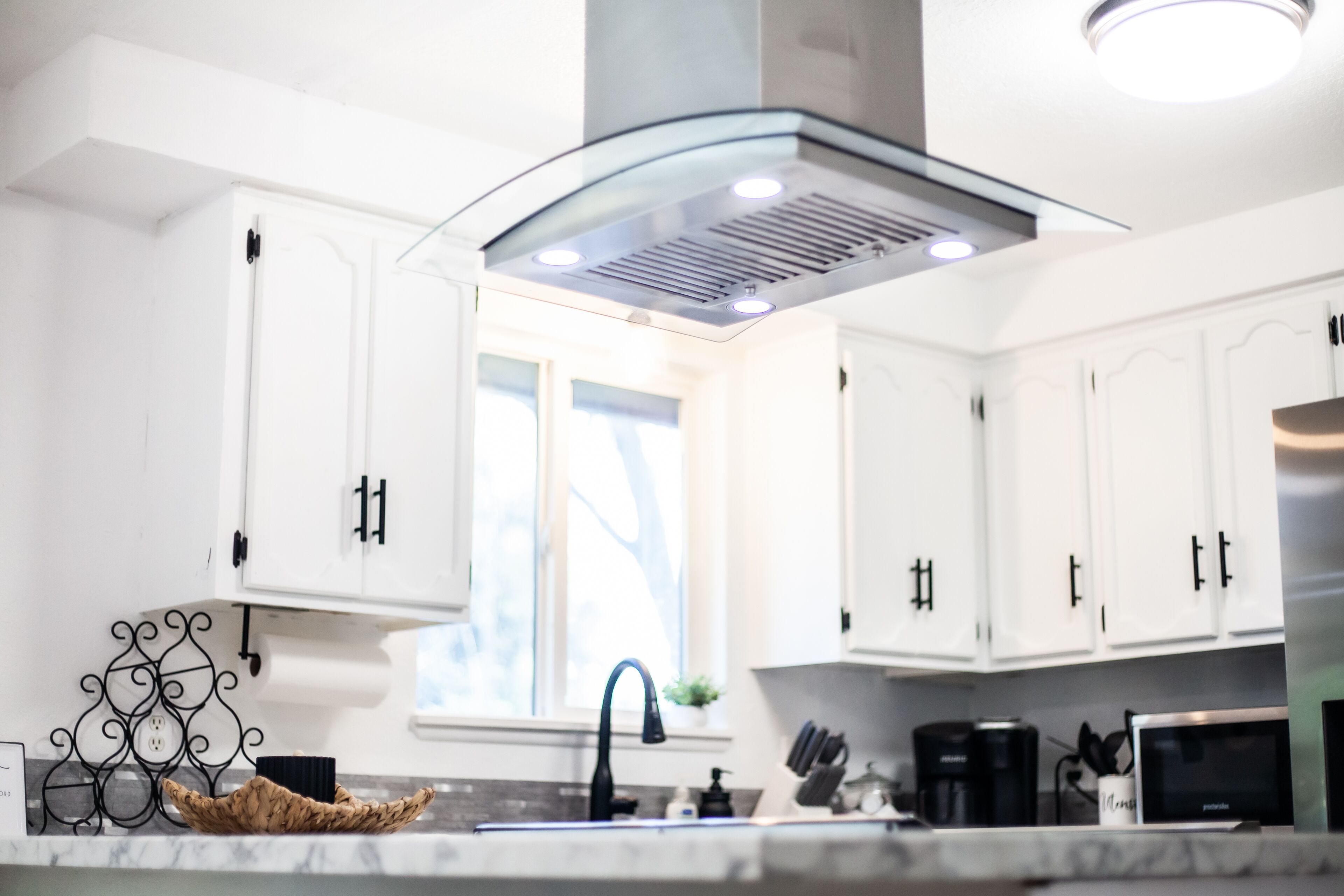 2 Queen beds - Private Yard/Pet Friendly Minutes to downtown & airport. Wifi W/D