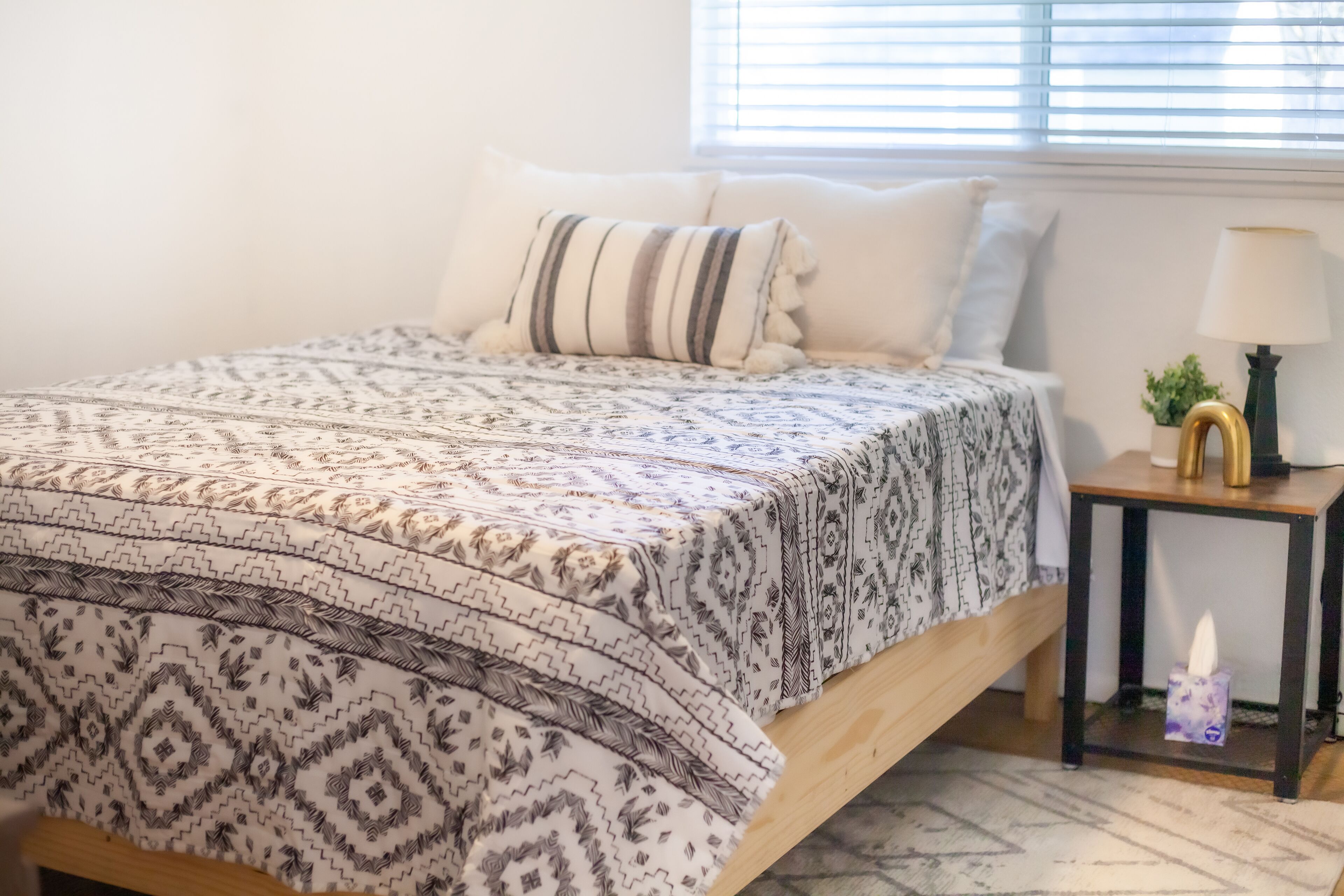 2 Queen beds - Private Yard/Pet Friendly Minutes to downtown & airport. Wifi W/D