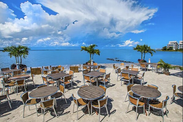 Outdoor dining - Stylish, single-level condo with pools, a picnic area, & private beach access (Ocean City)