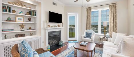 Een smart-tv, een open haard en een dvd-speler