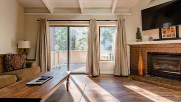 Smart TV, caminetto, libri, impianto stereo