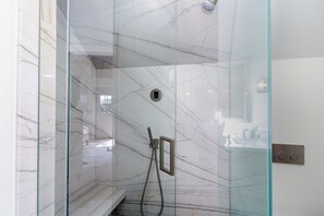 Douche, sèche-cheveux, serviettes fournies