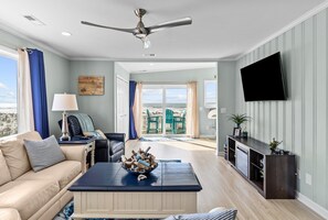 Een smart-tv, een open haard en boeken