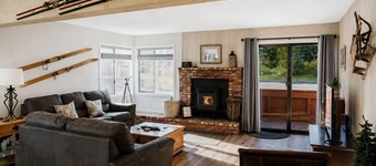 Spacious and cozy mountain retreat, dog friendly, great location Mammoth Lakes