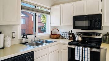 Coffee/tea maker, fridge, microwave, oven