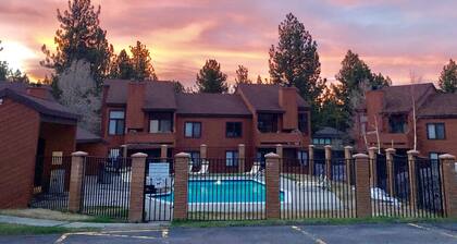 Spacious and cozy mountain retreat, dog friendly, great location Mammoth Lakes