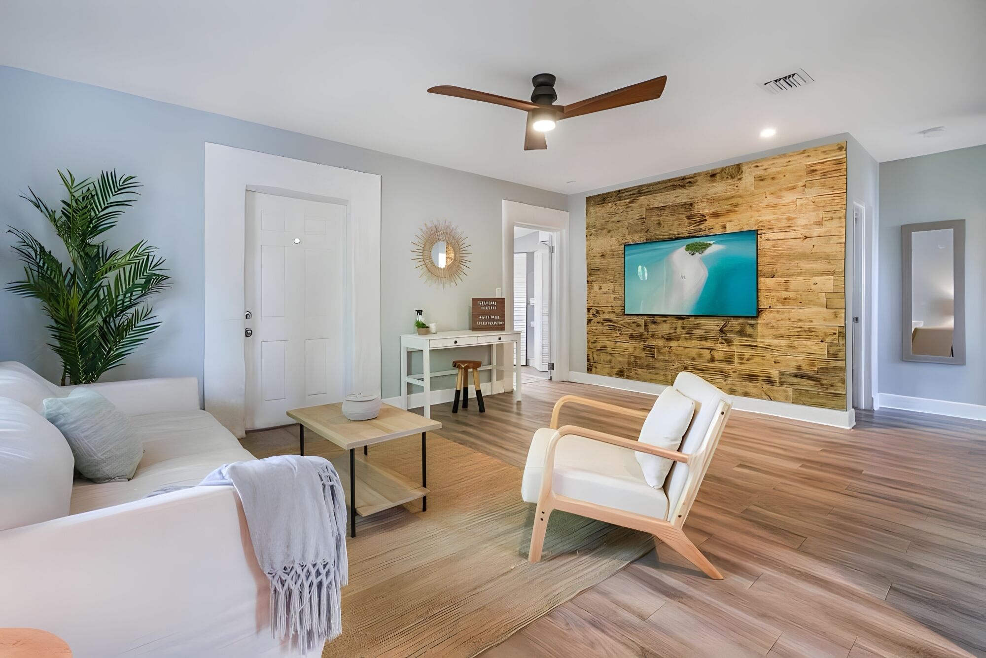 Beachy 3bd: Minutes from the Beach!