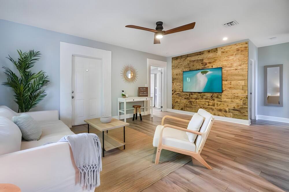 Beachy 3bd: Minutes from the Beach!