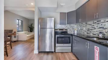 Refrigerador, microondas, cafetera y tetera y molino para café