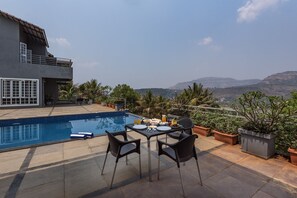 Outdoor dining - 4 Bed Villa - Sleeps 8 - Private Pool - Mtn Views (mulshi)