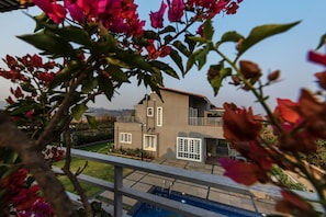 Property grounds - 4 Bed Villa - Sleeps 8 - Private Pool - Mtn Views (mulshi)
