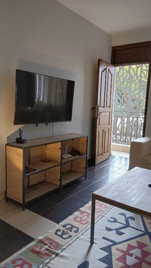 TV - Immaculate 1-Bed Apartment in Riverside Drive (Nairobi)