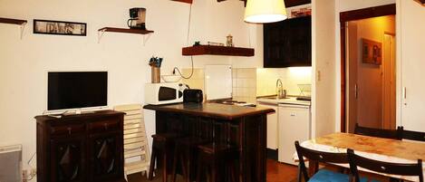 Réfrigérateur, batterie de cuisine, vaisselle et ustensiles