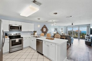 冷蔵庫、電子レンジ、オーブン、コンロ