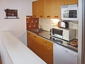 Réfrigérateur, batterie de cuisine, vaisselle et ustensiles