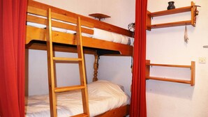 A bunk bed room with a ladder, a shelf, and a wall socket. - 32 LES Gradins lES Orres 1650 (LES ORRES 1650)