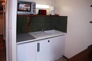 Frigorífico y utensilios de cocina