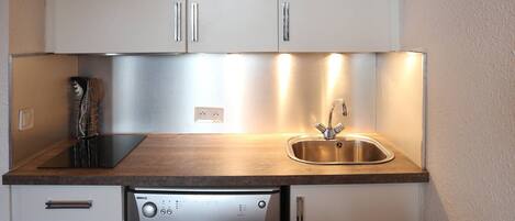 Refrigerador, lavavajillas, utensilios de cocina