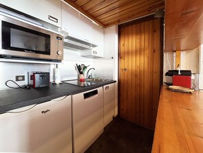 Kjøleskap, ovn, oppvaskmaskin og kjøkkenutstyr